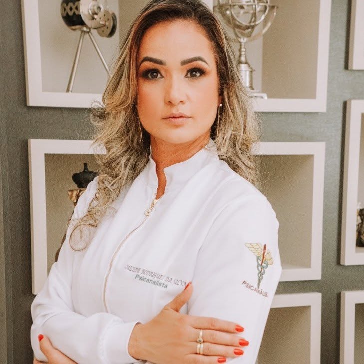 Mileide Rodrigues, psicanalista, em ambiente acolhedor